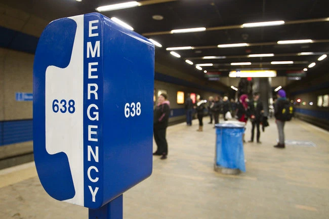 Churchill LRT İstasyonu Kanada'daki Acil Telefon